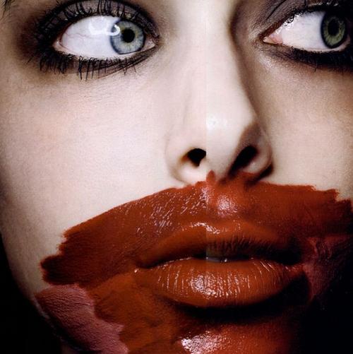 #Lipstick-Smearing